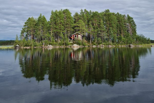 Go Dream OPHOLD PÅ EGEN Ø- Oplevelsesgaver STAY - Oplev total ro og privatliv med dette unikke ophold på en lille ø i søen Ruskträsket ved Lapland,